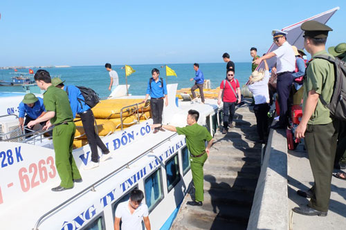 Sôi nổi tham dự chương trình “Sinh viên với biển đảo Tổ quốc 2016”